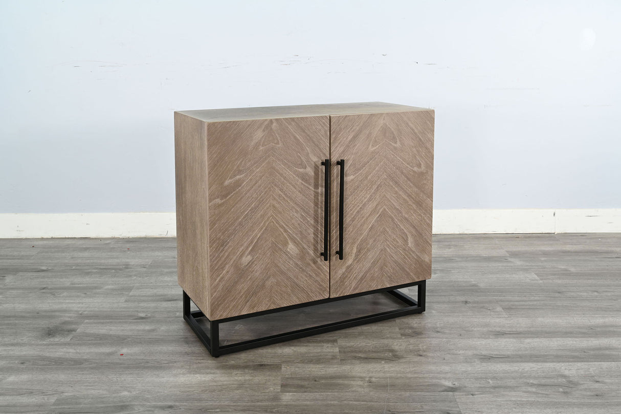 Armario decorativo de madera con puertas de chevrón y base de metal - Trigo