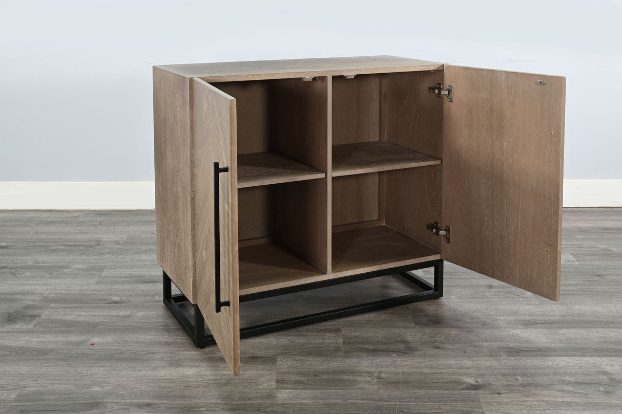 Armario decorativo de madera con puertas de chevrón y base de metal - Trigo