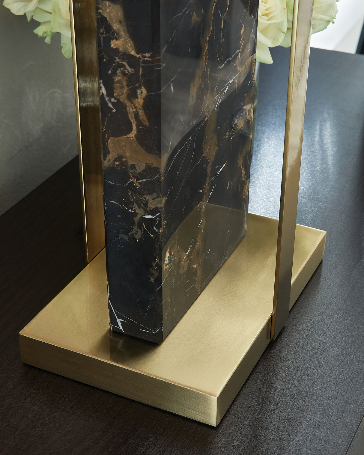 Neonish - Lámpara de mesa de mármol - Acabado negro/dorado