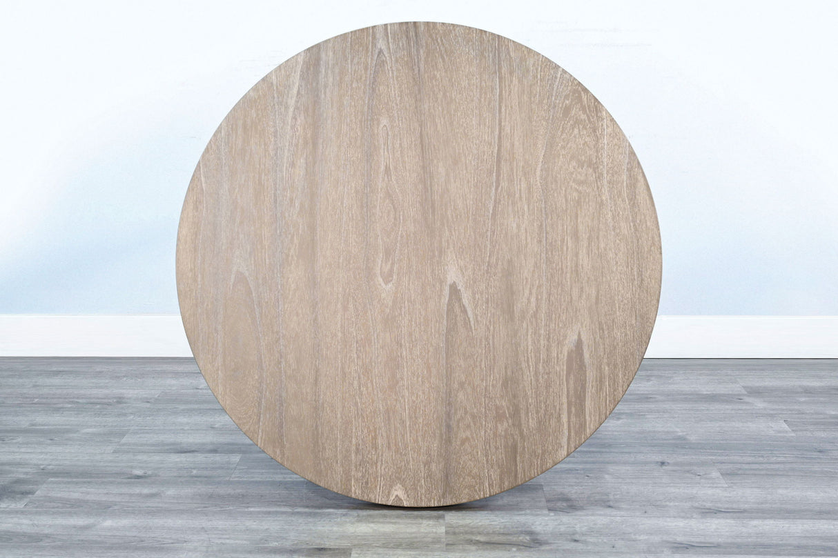 Mia - Round Table